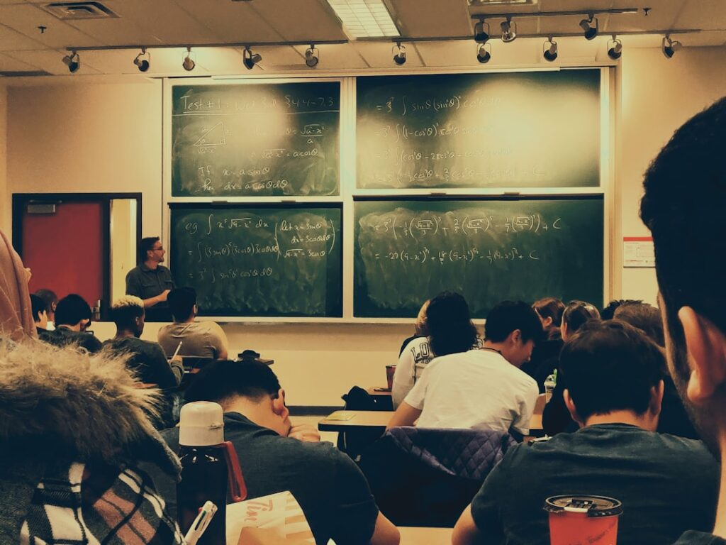 découvrez le concept d'éducation populaire, un mouvement qui vise à rendre l'apprentissage accessible à tous, en favorisant la participation active et l'émancipation des individus à travers des méthodes éducatives innovantes et inclusives.