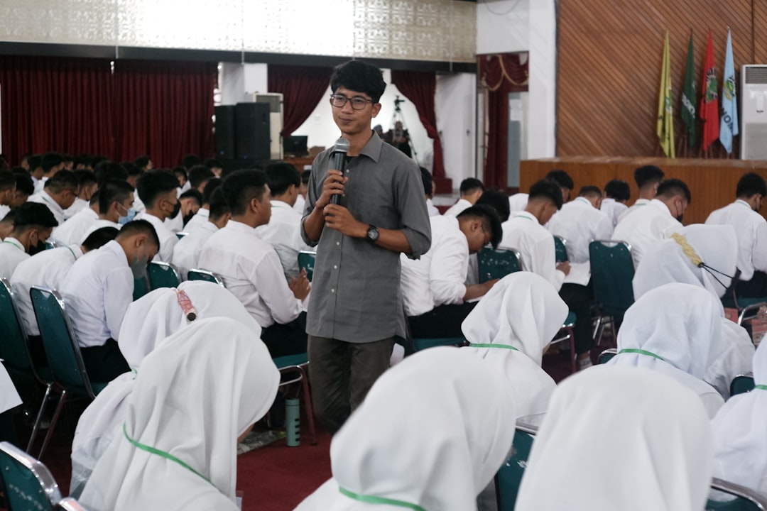 découvrez le rôle essentiel du personnel éducatif dans la réussite scolaire. informations sur les missions, compétences et importance de l'équipe éducative en milieu scolaire.