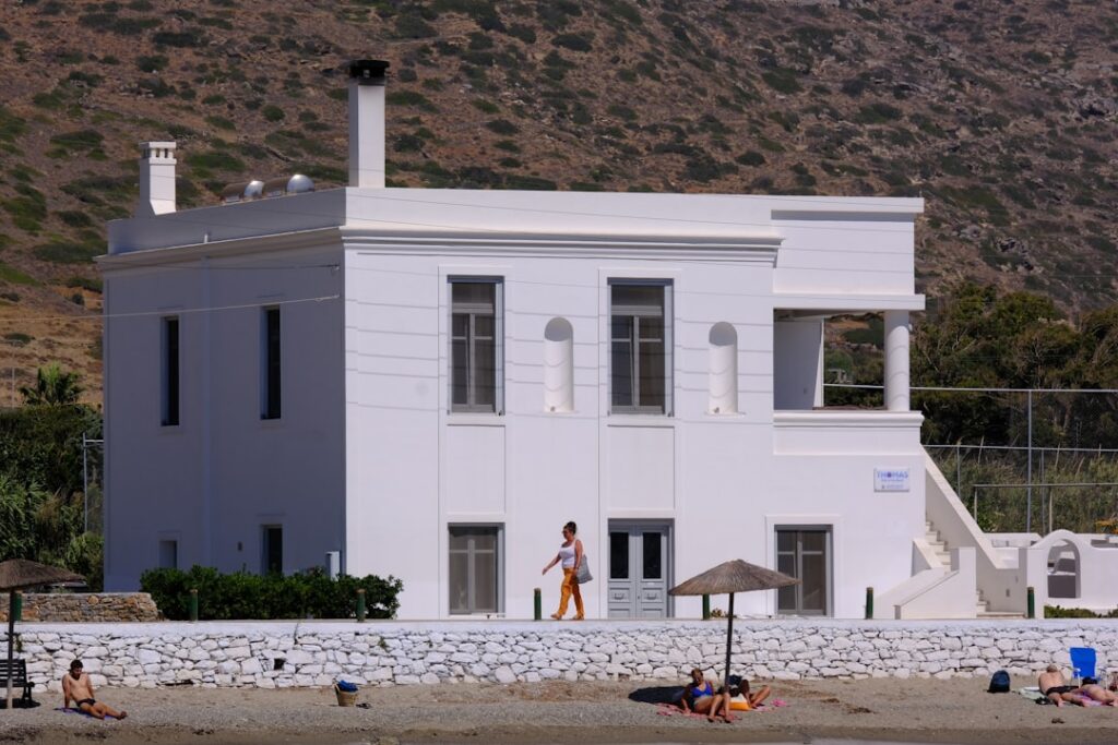 découvrez les cyclades, un archipel grec paradisiaque célèbre pour ses plages de sable fin, ses villages blancs perchés et ses couchers de soleil spectaculaires. préparez votre voyage dans les cyclades !