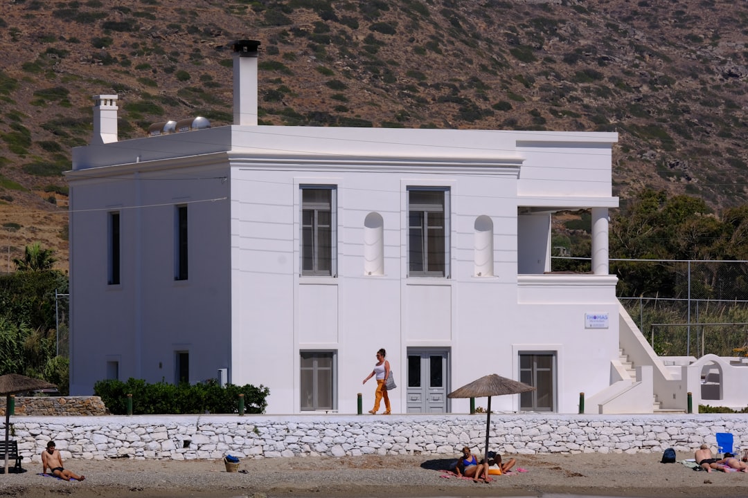découvrez les cyclades, un archipel grec paradisiaque célèbre pour ses plages de sable fin, ses villages blancs perchés et ses couchers de soleil spectaculaires. préparez votre voyage dans les cyclades !